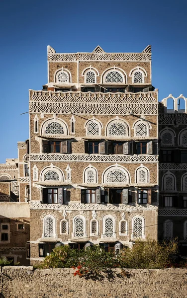 Architettura tradizionale edifici vista nella città di Sanaa centro storico i — Foto Stock