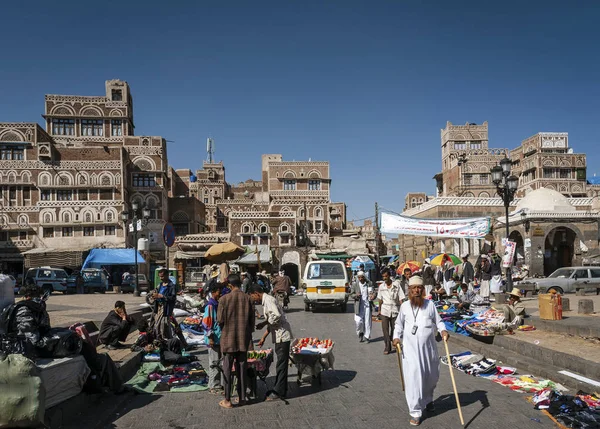 Gatuscen och byggnader i gamla stan i Sanaa Jemen — Stockfoto