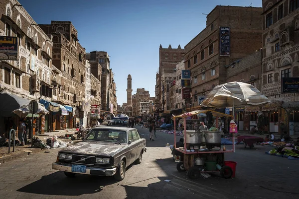 Cena de rua e edifícios na cidade velha de sanaa yemen — Fotografia de Stock