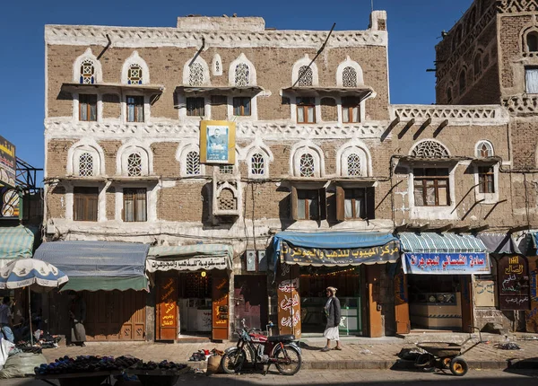 Cena de rua e edifícios na cidade velha de sanaa yemen — Fotografia de Stock