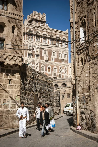 Pouliční scéna a budovy ve starém městě Sanaa Jemenu — Stock fotografie
