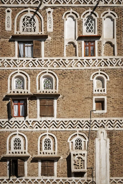 Detalhes da arquitetura tradicional em sanaa edifícios da cidade velha em — Fotografia de Stock