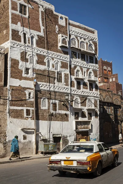 Cena de rua e edifícios na cidade velha de sanaa yemen — Fotografia de Stock