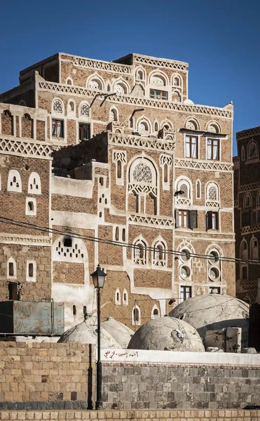 Architettura tradizionale edifici vista nella città di Sanaa centro storico i — Foto Stock