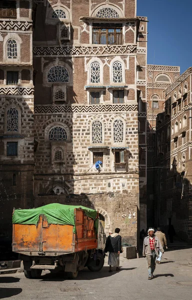 Scène de rue et bâtiments dans la vieille ville de sanaa yemen — Photo