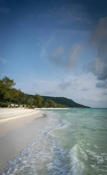 Lång strand i tropiska paradiset Koh Rong Island Kambodja — Stockfoto