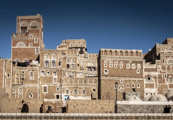 Escena de la calle y edificios en el casco antiguo de sanaa yemen — Foto de Stock