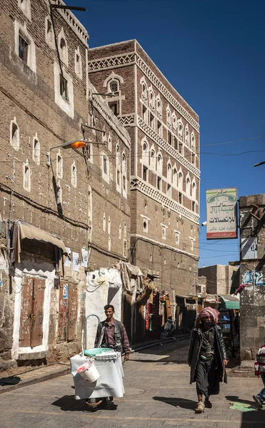 Ulica sceny i budynki w starym mieście Sanaa Jemen — Zdjęcie stockowe