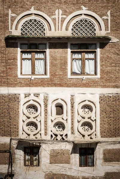 Detalles de arquitectura tradicional en edificios del casco antiguo de sanaa en —  Fotos de Stock