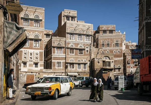 Street scene and buildings in old town of sanaa yemen — Stock Photo, Image