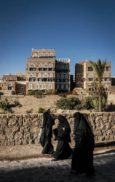 Gatuscen och byggnader i gamla stan i Sanaa Jemen — Stockfoto