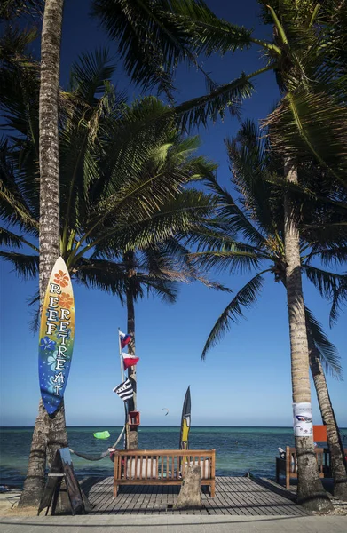 Bolabog widok na plażę z Surfboard w Boracay Filipiny Island — Zdjęcie stockowe