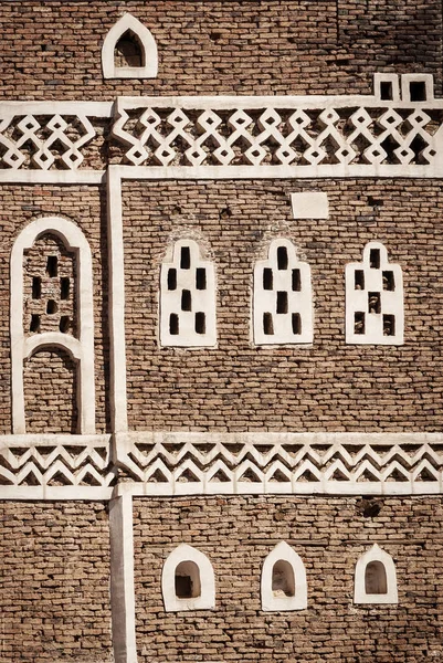 Tradycyjne szczegóły architektury w Sanaa stare budynki miejskie w Jemenie — Zdjęcie stockowe