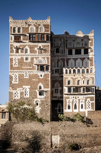 Tradiční architektonická budova pohled do města Sanaa — Stock fotografie