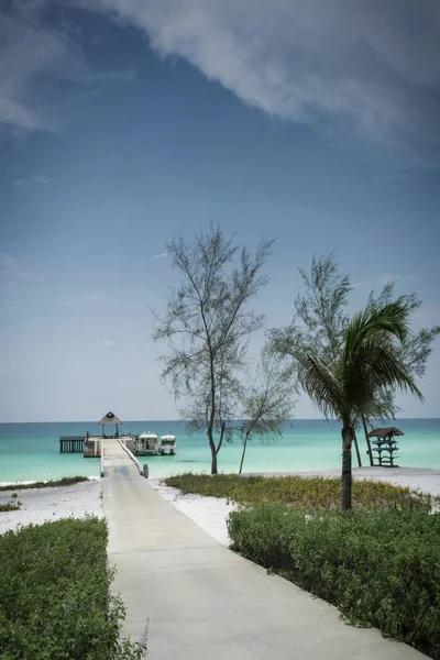 Bootsanlegestelle auf Paradise Koh Rong Island in der Nähe von Sihanoukville cambodi — Stockfoto