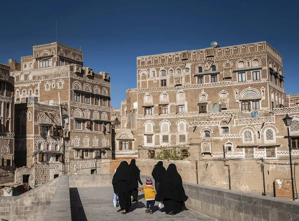 Sanaa yemen eski şehir sokak sahnesi ve binalar — Stok fotoğraf