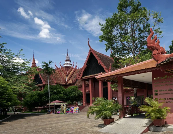 Museu nacional marco edifício exterior em phnom penh cidade cambodia — Fotografia de Stock
