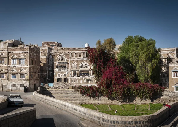 Street scene and buildings in old town of sanaa yemen — Stock Photo, Image