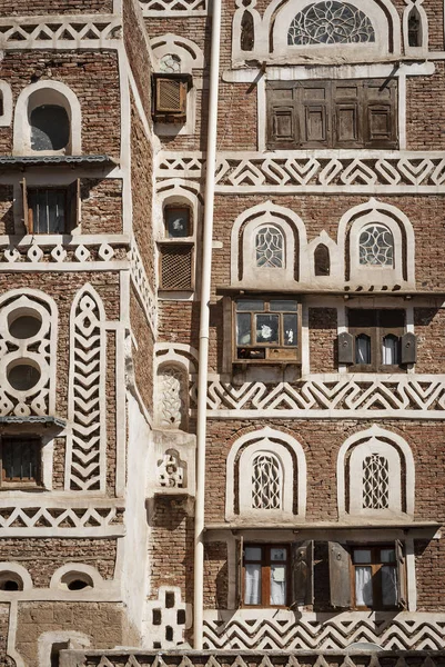 Detalhes da arquitetura tradicional em sanaa edifícios da cidade velha no Iêmen — Fotografia de Stock