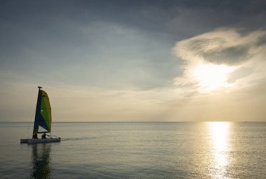 phuket sahil tayland gün batımında yelkenli tekne