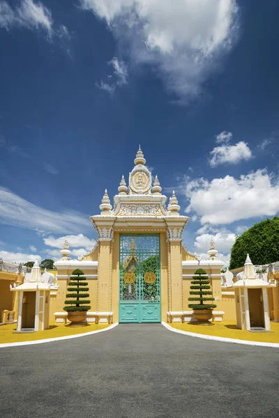 Royal palace gate entance exterior in phnom penh city cambodia — Stock Photo, Image