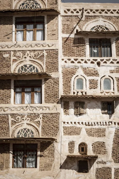 Dettagli architettonici tradizionali in edifici del centro storico di Sanaa in — Foto Stock