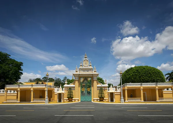 プノンペン市カンボジアの王宮門エンタンス外観 — ストック写真