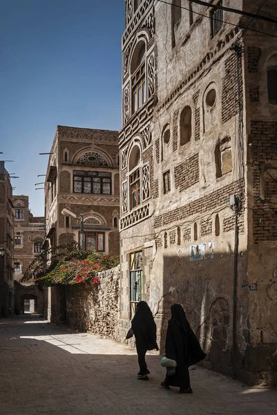 サナア・イエメンの旧市街のストリートシーンと建物 — ストック写真
