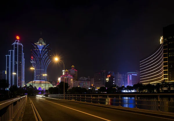 Vista de edifícios de casino à noite na cidade de macau china — Fotografia de Stock