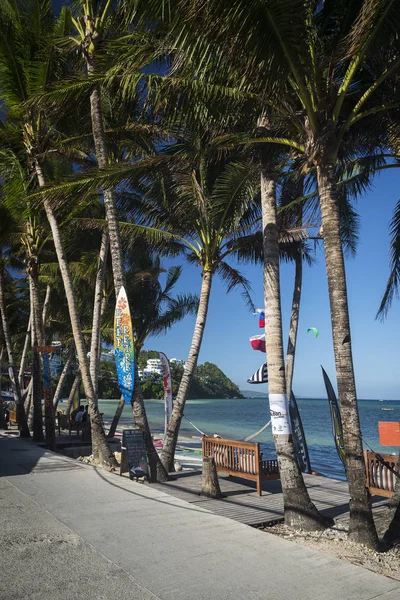 보라카이 섬 필리핀의 서핑 보드와 볼라보그 해변 보기 — 스톡 사진