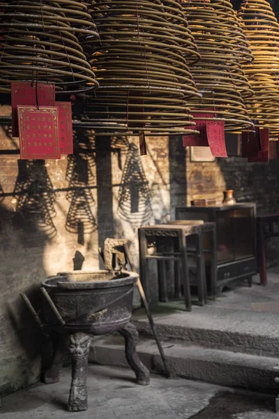 Tradicional queimando bobinas de incenso dentro do templo chinês a-ma em macau — Fotografia de Stock