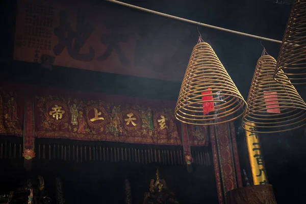 Bobinas de incienso ardientes tradicionales dentro del templo chino a-ma en macao —  Fotos de Stock