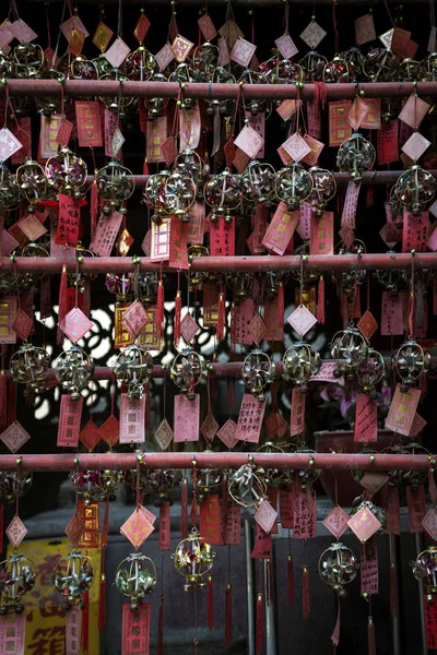 Suerte colgando decoraciones de bolas en el interior del templo chino A-ma m —  Fotos de Stock