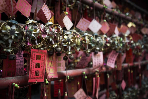 Suerte colgando decoraciones de bolas en el interior del templo chino A-ma m —  Fotos de Stock