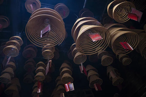 中国の天香の寺院内の伝統的な燃える香のコイル — ストック写真