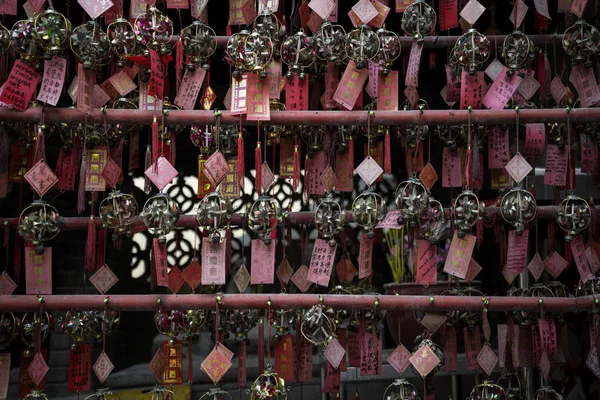 Sorte pendurado bola decorações em A-ma chinês templo interior m — Fotografia de Stock