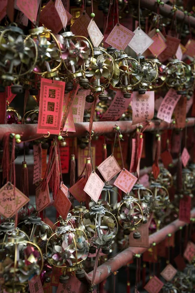 Suerte colgando decoraciones de bolas en el interior del templo chino A-ma m —  Fotos de Stock
