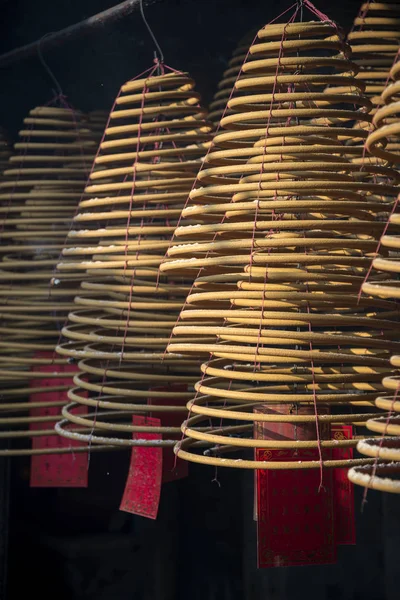 Las bobinas de incienso ardientes tradicionales dentro del templo chino de a-ma en —  Fotos de Stock