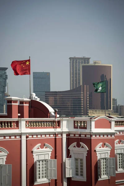 中国とマカオの旗はマカオのダウンタウンで一緒に — ストック写真