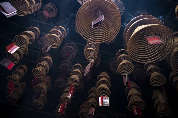 Las bobinas de incienso ardientes tradicionales dentro del templo chino de a-ma en —  Fotos de Stock