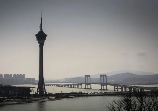 Macau Tower und Taipa Bridge Skyline Blick auf nebligen Tag — Stockfoto