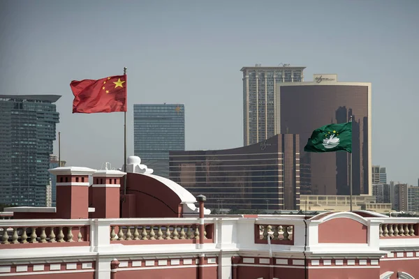 中国澳门国旗一起在澳门市中心 — 图库照片