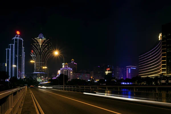 Vista di edifici del casinò di notte nella città di Macao porcellana — Foto Stock