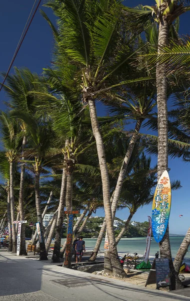 Bolabog widok na plażę z Surfboard w Boracay Filipiny Island — Zdjęcie stockowe