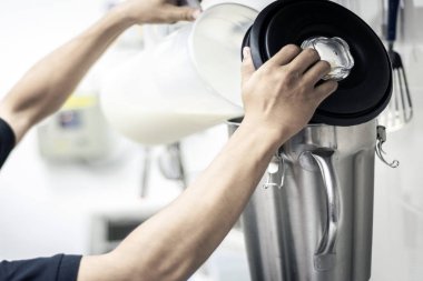 mutfak interio modern ekipman ile gelato dondurma yapma