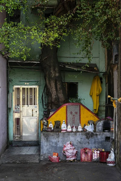 Small chinese traditional shrine in old taipa street macau china — Stock Photo, Image