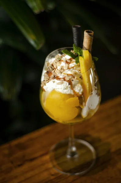 Helado tropical de mango y maracuyá en vidrio — Foto de Stock