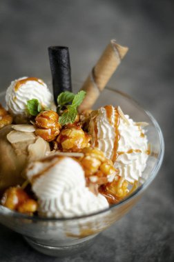 cam kase karamel ve badem dondurma sundae tatlı