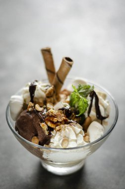 kase çikolata ve nane vanilyalı dondurma sundae tatlı
