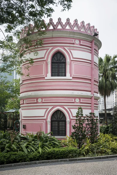 Vecchio edificio di architettura coloniale portoghese nel giardino del parco di Macao porcellana — Foto Stock